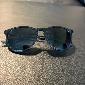 Ray-Ban Polarized Sunglasses With Case